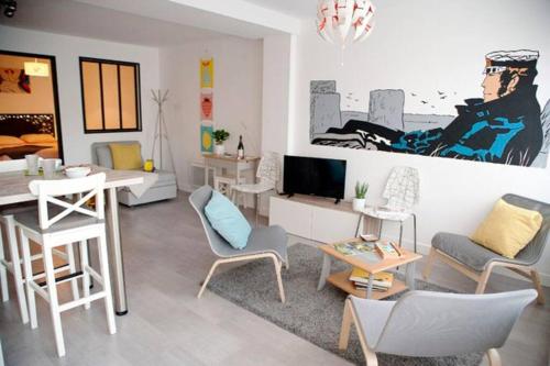 a living room with a couch and a table at Le gite des bulles, parking gratuit privatif, centre de Vannes in Vannes