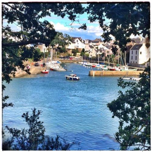 a view of a river with boats in the water at Le gite des bulles, parking gratuit privatif, centre de Vannes in Vannes