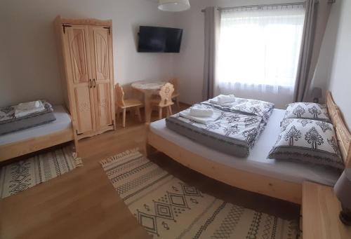 1 Schlafzimmer mit 2 Betten und einem Fenster in der Unterkunft U Hani in Bańska Wyżna