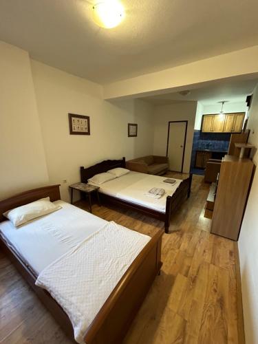 Łóżko lub łóżka w pokoju w obiekcie Club Neni Hotel Kotor