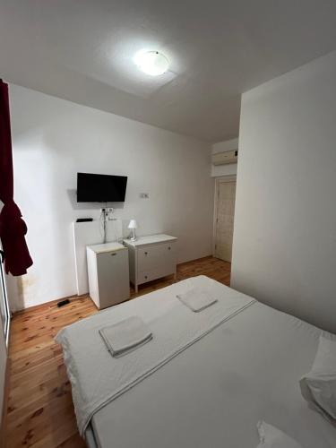 Łóżko lub łóżka w pokoju w obiekcie Club Neni Hotel Kotor