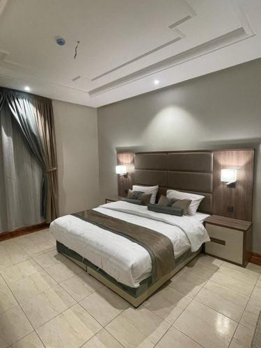 Verona فيرونا في الرياض: غرفة نوم بسرير كبير مع اللوح الأمامي كبير