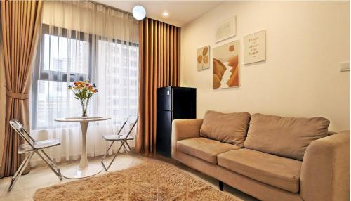 un soggiorno con divano e tavolo di Hanoi Home 4 - Cool Homestay in Vinhomes Ocean Park a Hanoi