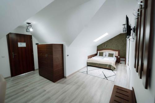 um quarto com uma cama e um closet num quarto em Popasul Montan em Avrig