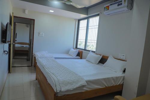 Postel nebo postele na pokoji v ubytování HOTEL HARE KRISHNA