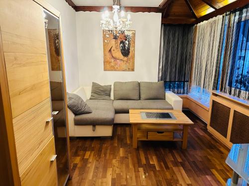 ein Wohnzimmer mit einem Sofa und einem Tisch in der Unterkunft Apartment Dolina 8a Kärnten KLagenfurt 