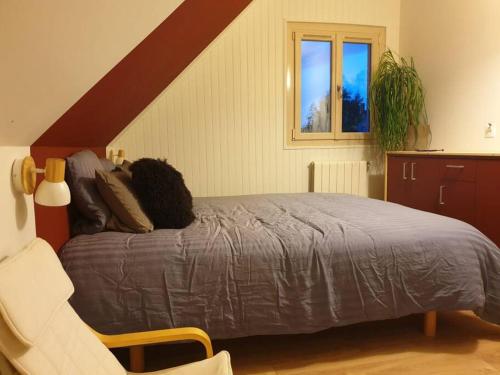 une chambre avec un lit et une fenêtre dans l'établissement Maison aux portes de Caen, à Saint-Germain-la-Blanche-Herbe