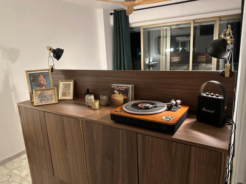 - un comptoir en bois avec une radio en haut dans l'établissement Appartement en Rez de jardin sur la mer, à Menton