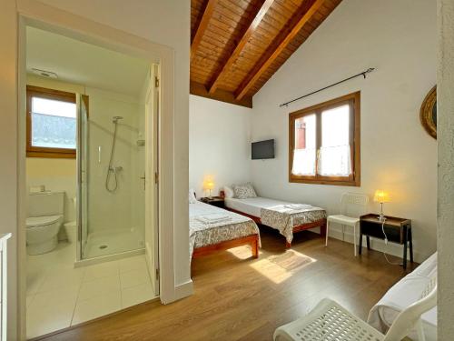 1 dormitorio con ducha, 1 cama y baño en Casa Orgi en Lizaso