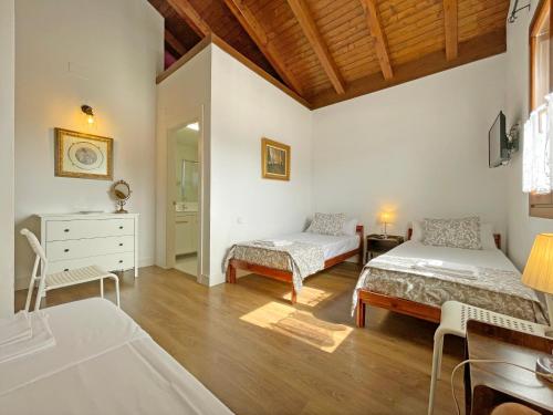 Lizaso的住宿－Casa Orgi，一间卧室配有两张床和梳妆台。