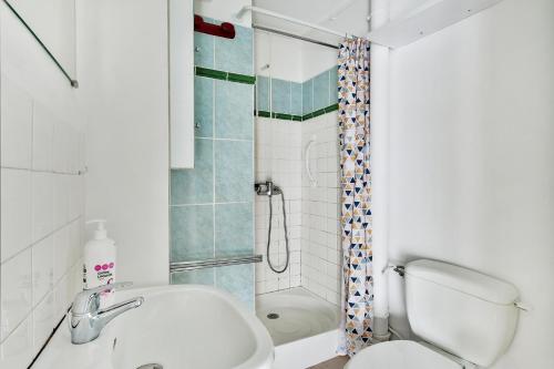 a bathroom with a sink and a toilet and a shower at Studio cosy bressan in Bourg-en-Bresse