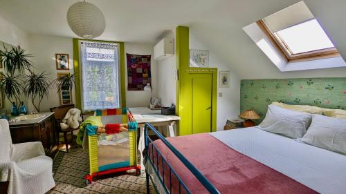 阿威羅的住宿－Casa do Paço Aveiro Studio&Rooms，一间卧室配有一张床、一张书桌和一个窗户。