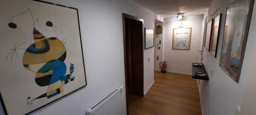 a hallway with a painting of a cat on the wall at Arrive & Relax - Volkmar in Düsseldorf