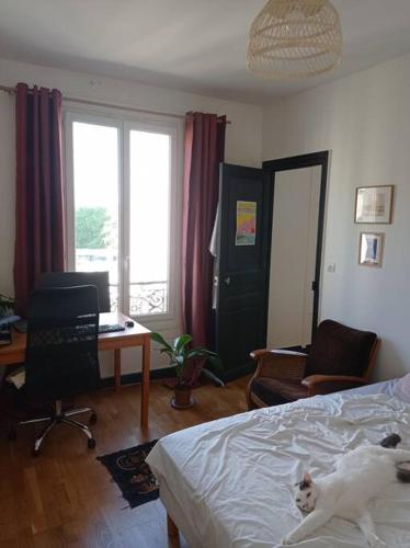 Ein Bett oder Betten in einem Zimmer der Unterkunft 2-room flat, 5mn from Paris - Perfect for Olympics