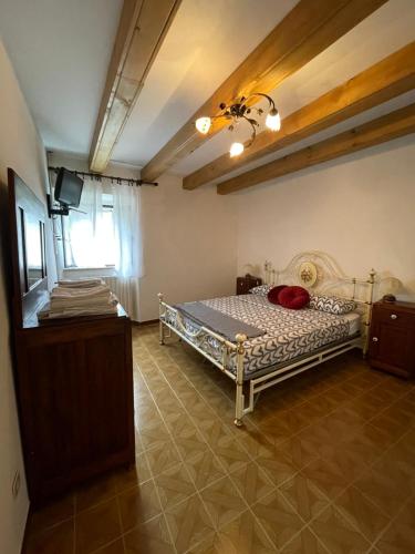1 dormitorio con 1 cama y TV en una habitación en Poet's Rest, en Pieve Santo Stefano