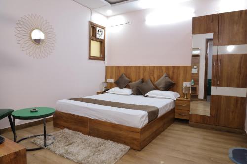 Postel nebo postele na pokoji v ubytování The Sandalwood Hotel I Sec-38 I Near Medanta Medicity Gurgaon