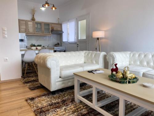 sala de estar con sofá blanco y mesa en 360ᵒ Lepanto Apartment, en Nafpaktos