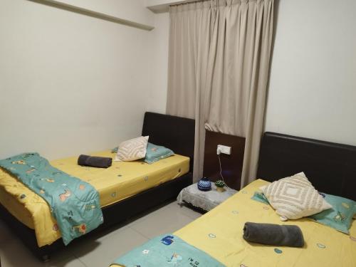 2 Betten in einem Zimmer mit 2 Betten sidx sidx sidx sidx in der Unterkunft Kinta Riverfront Ipoh - Laaman Homestay in Ipoh