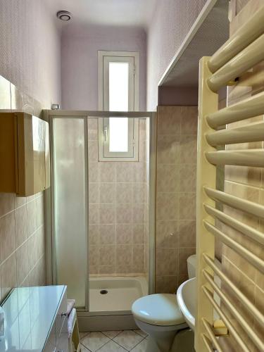 une salle de bain avec une douche, des toilettes et un lavabo dans l'établissement APPARTEMENT N°1 LES CLEMATITES, à Menton