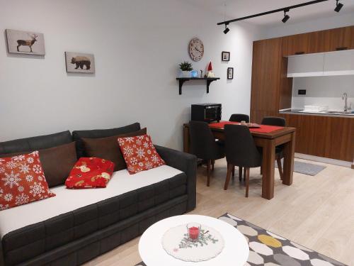 a living room with a couch and a table at Apartman M&S - Zoned 2 in Kopaonik