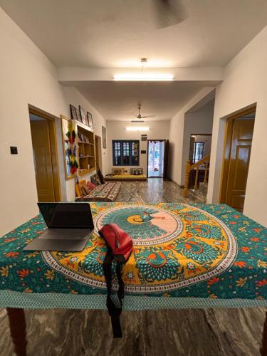 ein Schlafzimmer mit einem Bett und einem Laptop darauf in der Unterkunft The Barefoot Varkala in Varkala