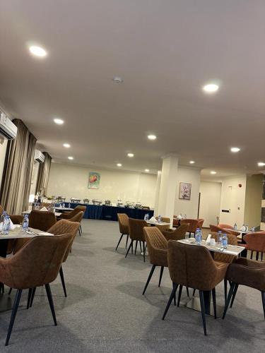 a dining room with tables and chairs in a room at سكون سويت للشقق الفندقية in Hail