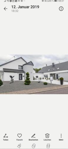 een vergelijking van een huis en een foto van een huis bij Stefano in Schmelz