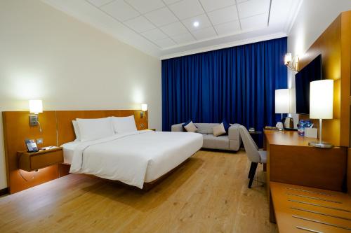 Postel nebo postele na pokoji v ubytování La Maison Hotel Doha