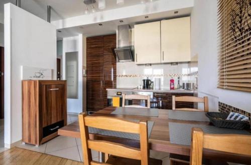 مطبخ أو مطبخ صغير في Close-GA-Luxury Apartment in the Platinum Towers&Grzybowska 61A