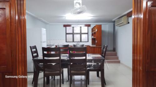 une salle à manger avec une table et des chaises noires dans l'établissement NeemTree Villa- 5 Bedroom House On Its Own, à Nadi