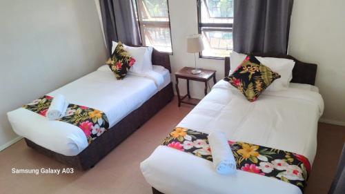 Łóżko lub łóżka w pokoju w obiekcie NeemTree Villa- 5 Bedroom House On Its Own