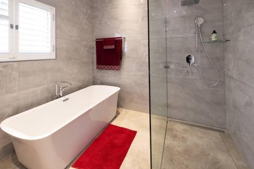 Koupelna v ubytování Garten Wohnung mit Pool, 2 Schlafzimmer