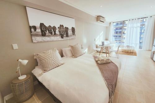 Ένα ή περισσότερα κρεβάτια σε δωμάτιο στο Picturesque Luxury Studio in The Icon Aparthotel