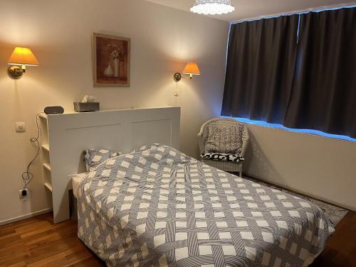 - une chambre avec un lit et une fenêtre dans l'établissement Appartements RESIDILAVERDE Hypercentre, à Grenoble