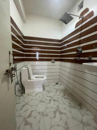 y baño con aseo y lavamanos. en Pasne Aajako Hotel, en Bandipur
