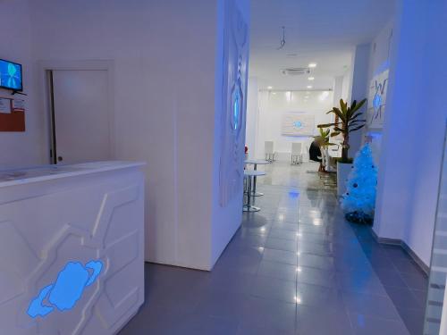 Cette chambre dispose d'un couloir décoré dans des tons bleus sur les murs. dans l'établissement CAPSULE INN VALENCIA Hostel, à Valence