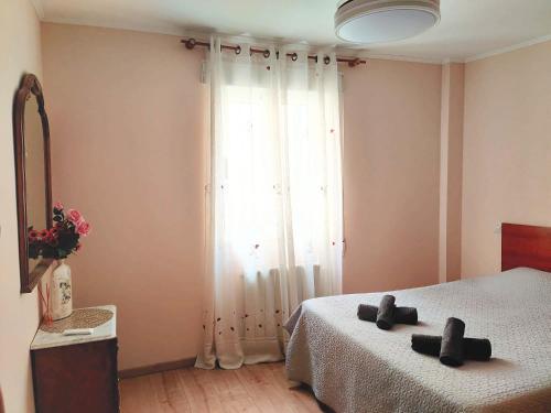 - une chambre avec un lit et une grande fenêtre dans l'établissement Maravilloso apartamento en Torrejón de Ardoz, à Torrejón de Ardoz