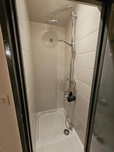 La salle de bains est pourvue d'une douche et d'une baignoire. dans l'établissement La petite maison, à Schiltigheim