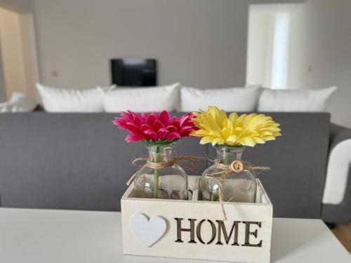 un vase avec des fleurs sur une table dans l'établissement Wauters 77 Bruxelles -charleroi-airport, à Charleroi