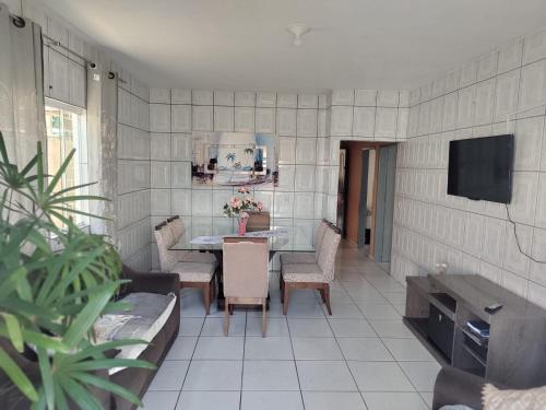 Televisyen dan/atau pusat hiburan di Casa na praia Ubatuba Enseada
