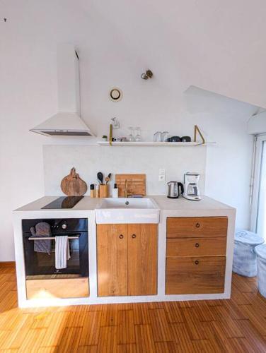 Dapur atau dapur kecil di Ancien studio d'artiste à la campagne