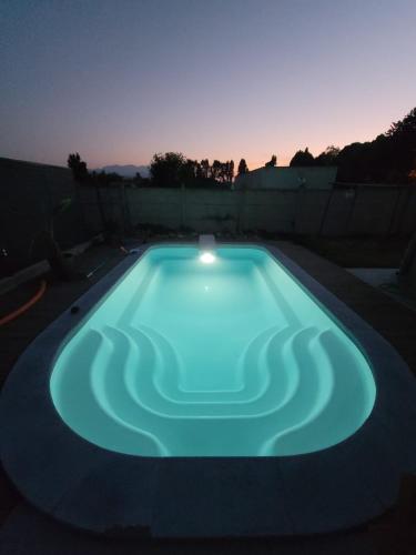 une piscine dans un jardin la nuit dans l'établissement Chambre dans maison, près de la mer, de l'Espagne, des Montagnes, à Pézilla-la-Rivière