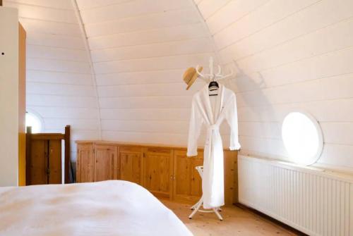 un manichino che indossa un abito bianco in una stanza di Historical house on river Vecht a Maarssen