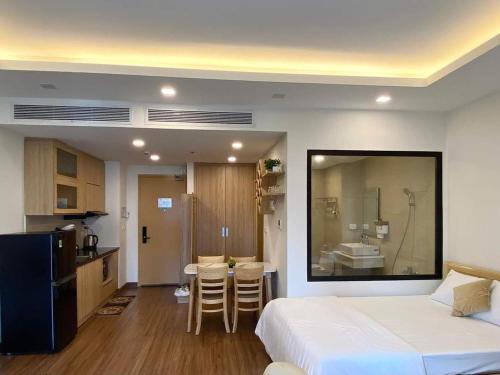1 dormitorio con 1 cama, cocina y baño en ND Travel - FLC Sea Tower Quy Nhơn en Quy Nhon