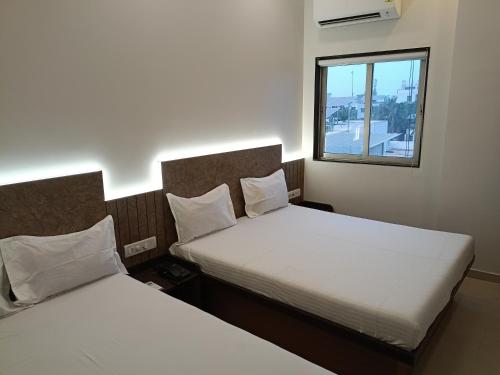 เตียงในห้องที่ Hotel Ritz Vesu - Hotels in Vesu, Surat