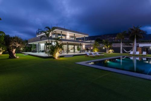 Bazén v ubytování KARAT Villa Atelier de la Vega nebo v jeho okolí