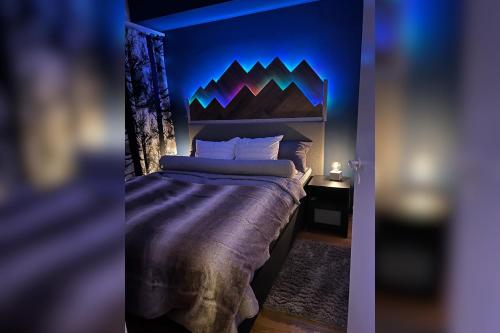 ロヴァニエミにあるLapland city apartmentのベッドルーム1室(青い壁のキングサイズベッド1台付)