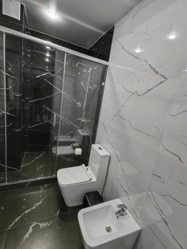 Bilik mandi di Shymkent Park Hotel