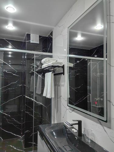 Bilik mandi di Shymkent Park Hotel