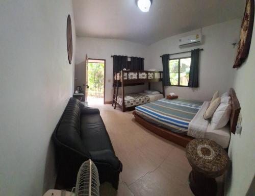 un soggiorno con letto e divano di Khao Sok Holiday Resort a Parco Nazionale di Khao Sok